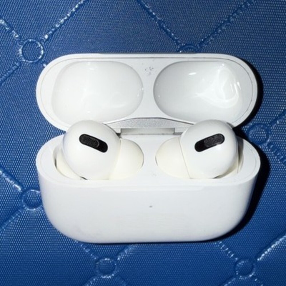 Apple AirPods Pro Bluetooth Wireless Earbuds White with Charging Case GEN  1